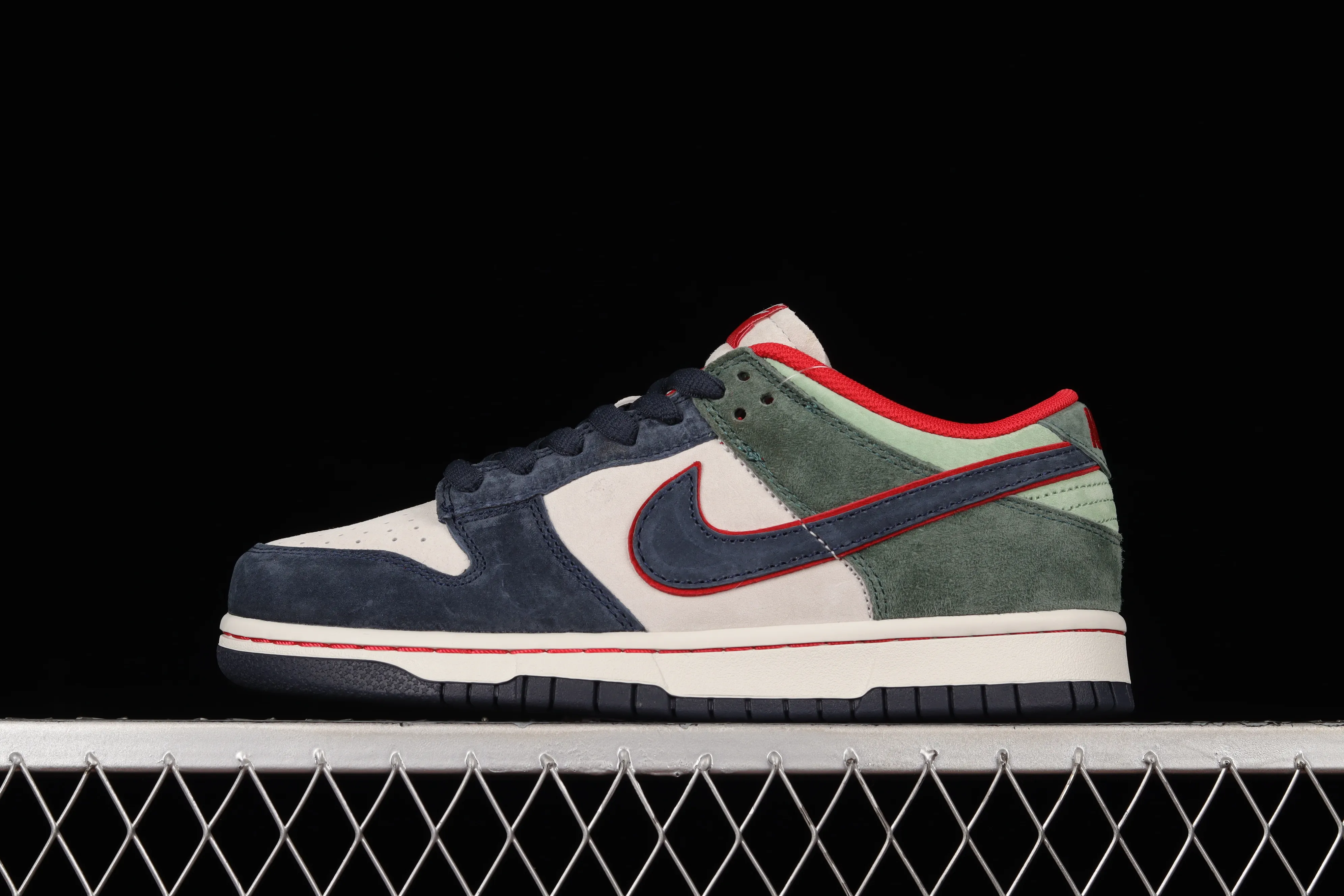 All Categories Nk SB Dunk Series Nk SB Dunk Low Low-top sneakers F version Otomo Katsuhiro x Nk SB Dunk Low "Steamboy OST" Otomo Katsuhiro co-branded SB low-top sports and leisure sneakers LF0039-004